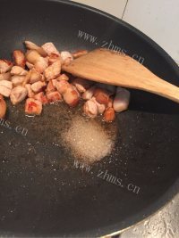 诱人的土豆烧肉做法图解3)