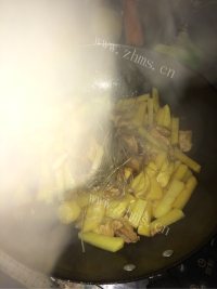 色香味浓的土豆炖粉条做法图解4)