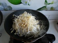 垂涎欲滴的豆芽炒韭菜做法图解4)