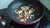 美味的虾仁鸡蛋炒饭做法图解3)