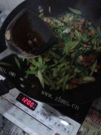 下饭的芹菜炒肉丝做法图解9)