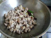 土豆炖牛肋条做法图解6)
