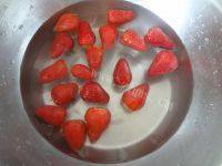 酸甜草莓沙拉的做法图解二