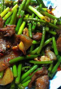 美味营养的蒜苔回锅肉做法图解4)