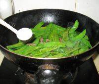 家常菜牛肉炒荷兰豆做法图解7)