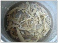 家常菜笋干炒腊肉做法图解2)