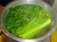 自己做的猪肉芹菜包子做法图解3)