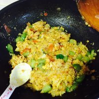 美味营养的咖喱炒饭做法图解7)