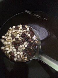 色味俱佳的薏米红豆粥做法图解5)