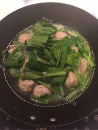 美味的小白菜肉丸汤做法图解4)