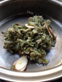 美味的槐花山药蛋做法图解9)