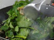 诱人的腊肉炒芥兰做法图解5)