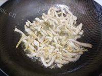 美味的泡菜苕粉肉丝做法图解3)
