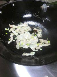 家常菜蒜薹炒肉做法图解7)