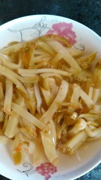 家常菜榨菜炒蛋做法图解2)