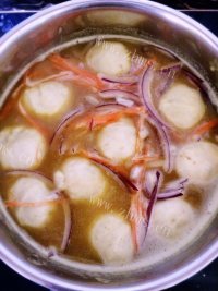 美味的咖喱鱼丸汤做法图解6)