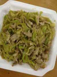 香喷喷的莴笋炒肉做法图解7)