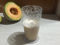 自制哈密瓜奶昔做法图解4)