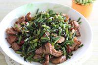 营养丰富韭菜苔炒肉