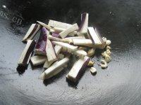 美美厨房之素炒茄子做法图解4)