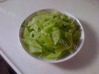 简单清炒莴笋做法图解1)