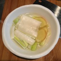 诱人的小酥肉蒸碗做法图解2)
