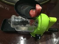 香气浓郁的西瓜汁做法图解3)
