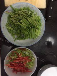 家常菜蒜苔炒肉片做法图解5)