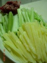 喷香的芹菜土豆丝做法图解1)