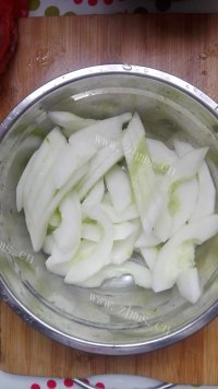 美味的黄瓜肉丸汤做法图解2)