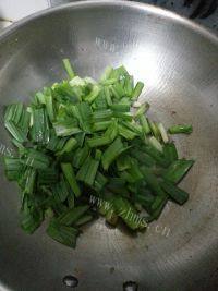 老爸做的蒜苗炒鸡蛋做法图解5)
