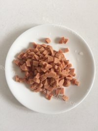 家常菜玉米炒火腿肠做法图解2)
