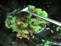 色味俱全的苦瓜炒腊肠做法图解7)