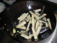 口感好的鱼香茄条做法图解10)
