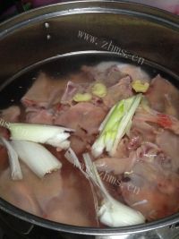 美味的骨汤冬瓜丸子煲做法图解4)