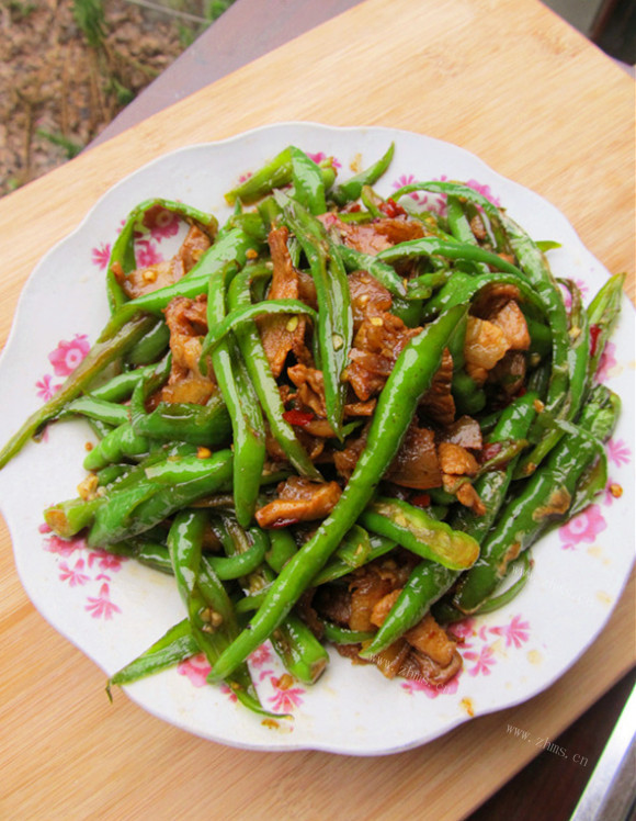 色泽鲜亮的尖椒炒肉