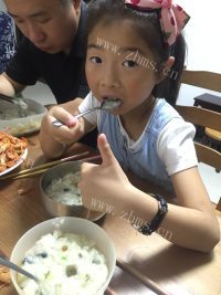 色香味俱全的皮蛋瘦肉粥做法图解15)