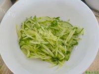 简易黄瓜拌油豆皮做法图解2)
