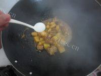 清爽的土豆焖排骨做法图解10)