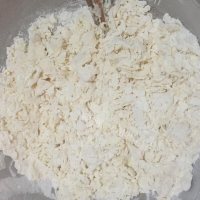 热腾腾的韭菜盒子做法图解1)
