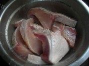 家常菜鱼腩焖豆腐做法图解2)