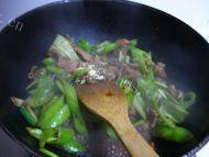 尖椒炒肉做法图解9)