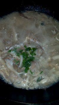 美味的平菇肉片汤做法图解12)