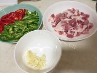 美味的双椒炒肉片做法图解1)