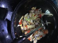 营养丰富的爆炒花甲做法图解4)