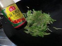 家常菜炒西芹做法图解4)