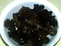 在家做的凉拌黑木耳做法图解4)