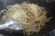 土豆丝炒鸡蛋做法图解3)