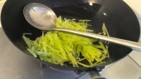 香飘十里的清炒莴笋做法图解7)