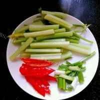 下酒菜西芹炒腰果做法图解2)